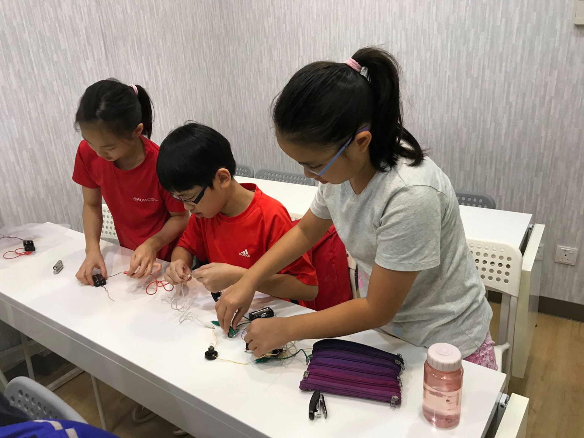 Primary Science class at AZKEN